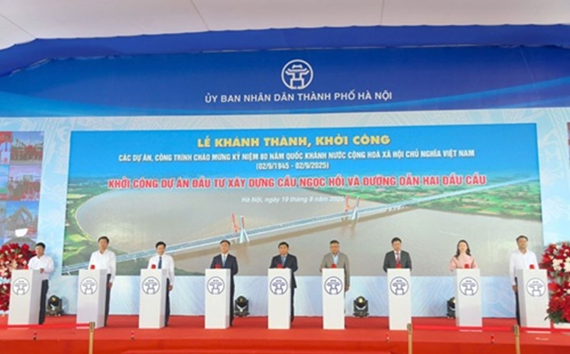 Delegates pressed the button to start the Ngoc Hoi bridge project. Photo: Trung Nguyen