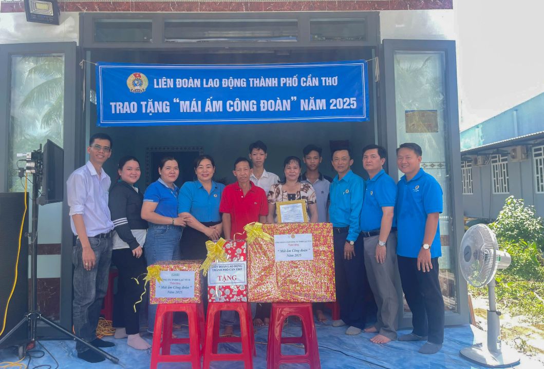 껀터시 노동총연맹은 조합원 Nguyen Hoang Em에게 노동조합의 집을 전달했습니다. 사진: 껀터시 노동총연맹