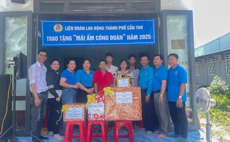 Can Tho City Labor Federation presented the Trade Union Shelter to union member Nguyen Hoang Em. Photo: Can Tho City Labor Federation