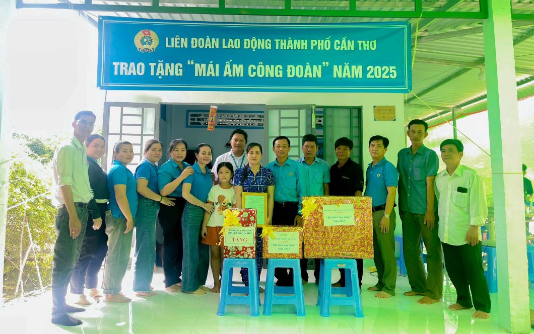 LDLD TP Can Tho trao nha cho doan vien Bui Hong Chi. Anh: LDLD TP Can Tho