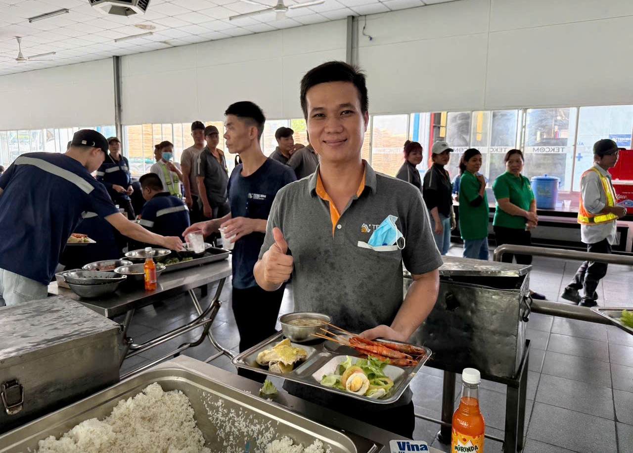 1.570 nguoi lao dong duoc thu huong bua com. Anh: CDCS cung cap
