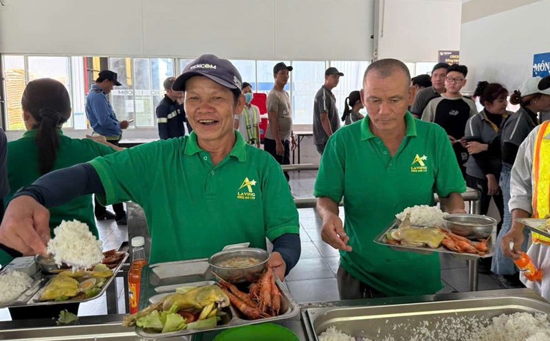 Union meal at TEKCOM Joint Stock Company. Photo: Provided by the Trade Union