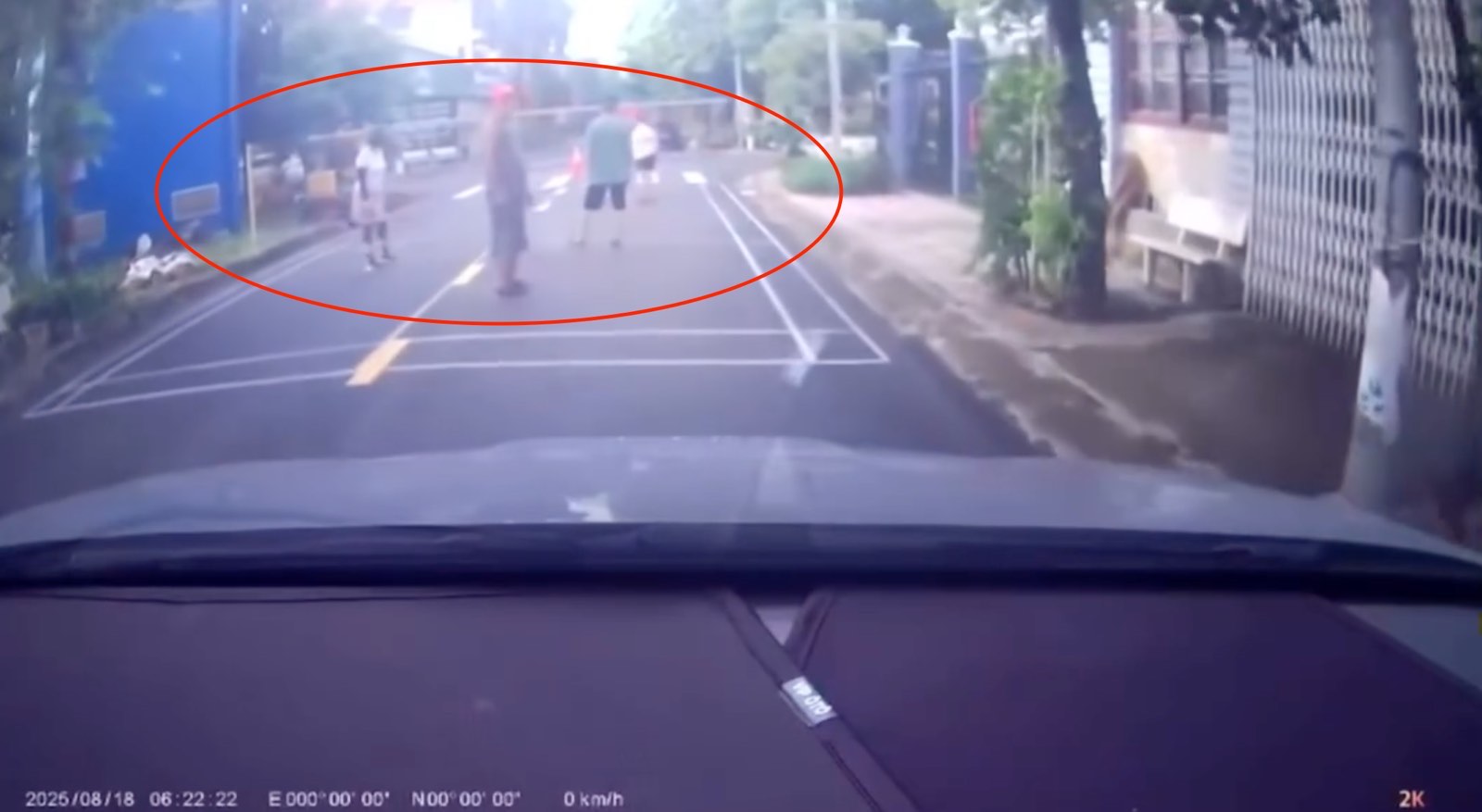 Nhóm người giăng lưới đánh cầu lông giữa đường ở TPHCM. Ảnh: Đông Hoàng