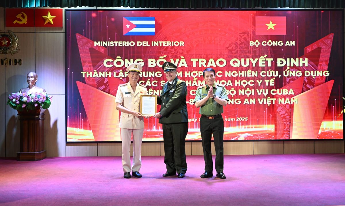 Minister Luong Tam Quang presented the Decision to establish the Center for cooperation and research on medical scientific products to representatives of the leaders of CIMEQ Hospital, the Ministry of Home Affairs of Cuba and the-19-8 Hospital. Photo: Ministry of Public Security