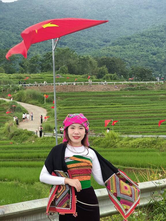 Dong dao du khach ghe tham Pu Luong vao mua lua. Anh: Bui Khanh Ly
