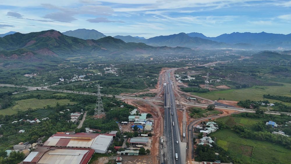 The project to build the Hoa Lien - Tuy Loan expressway section of the North - South expressway in the East, Da Nang city has a total length of about 11.5km. Photo: Tran Thi