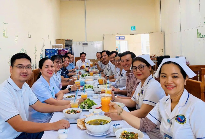 Am tinh dong nghiep trong “Bua com Cong doan” tai Benh vien Da khoa Trung uong Quang Nam. Anh: Huan Bui