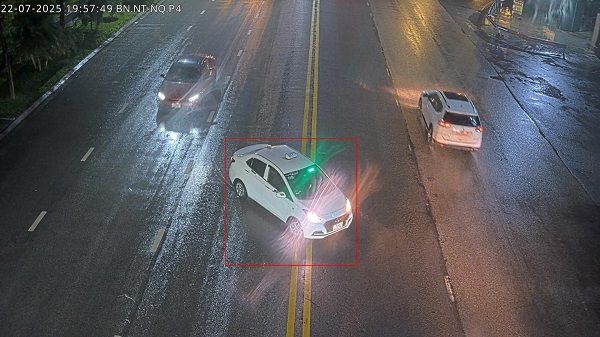 El propietario del vehiculo multado por el error de bloquear la linea. Foto: Policia de la provincia de Bac Ninh