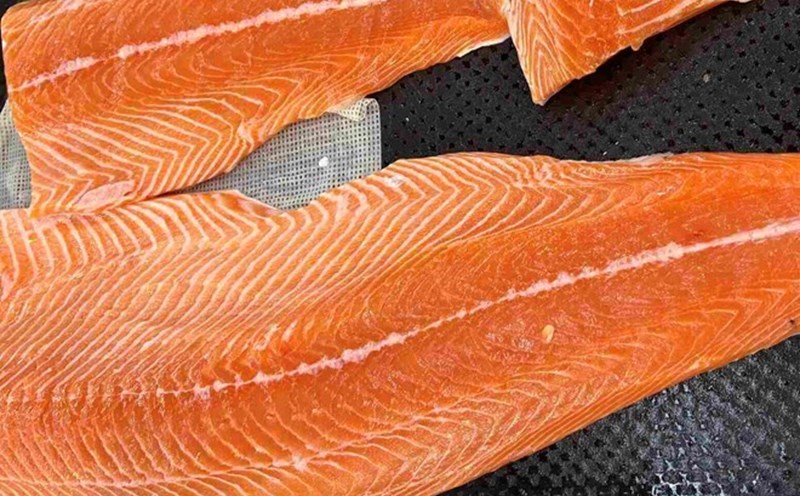 Eating fatty fish like salmon twice a week can help reduce the risk of stroke. Photo: Kieu Vu
