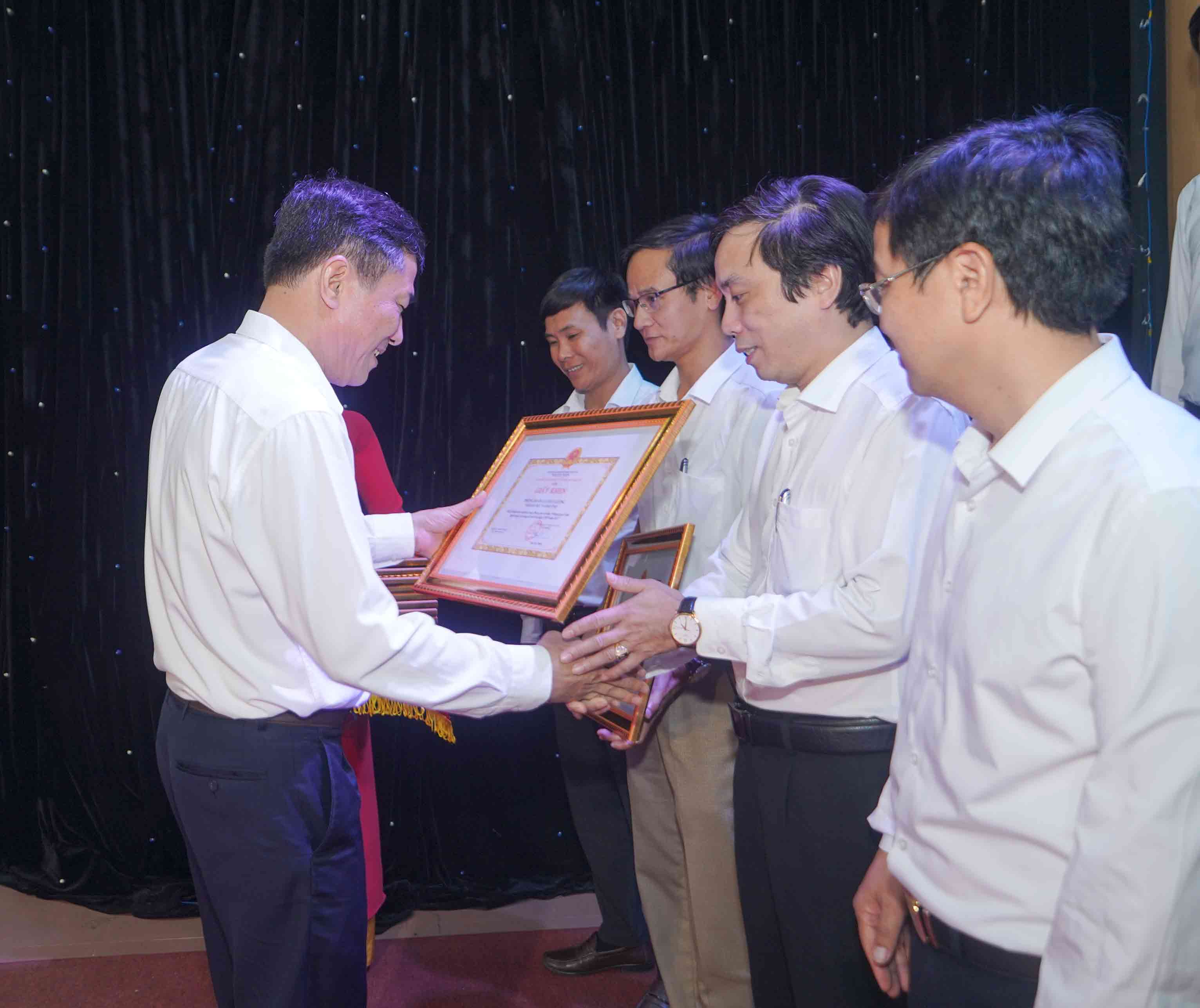 Giam doc So Giao duc va Dao tao tinh Nghe An trao giay khen cho cac ca nhan. Anh: Duy Chuong