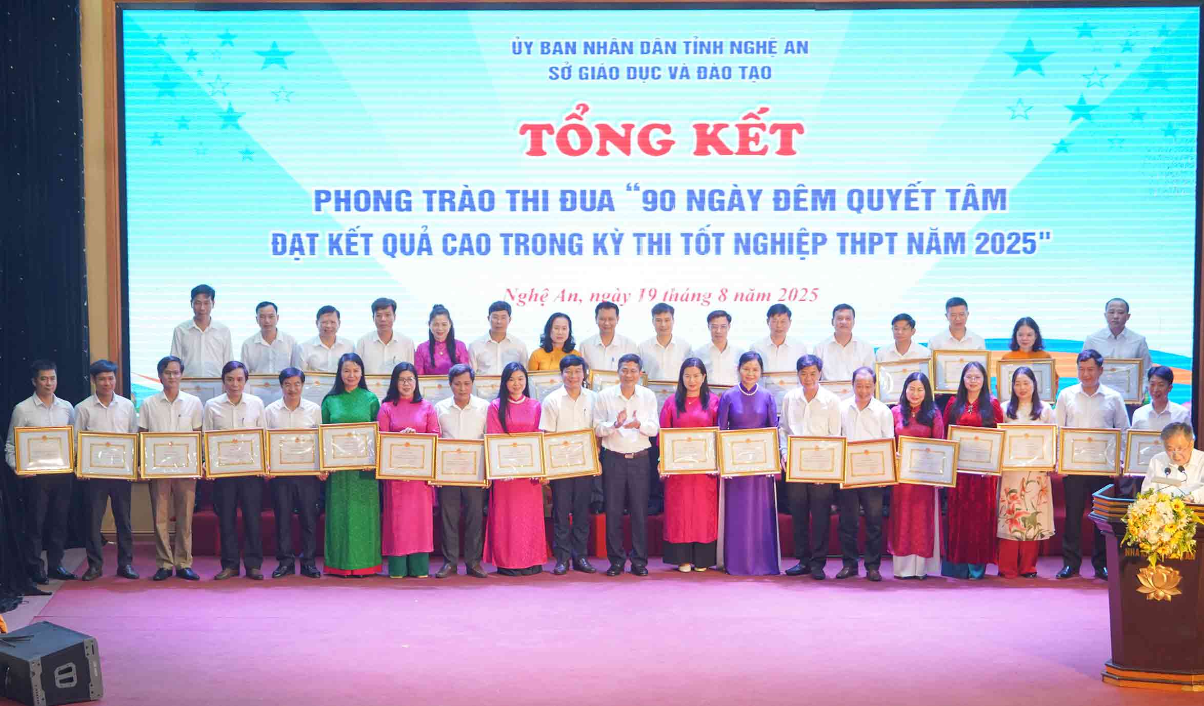 Lanh dao So Giao duc va Dao tao tinh Nghe An trao Giay khen cho 35 tap the co thanh tich xuat sac trong phong trao thi dua “90 ngay quyet tam dat ket qua cao trong Ky thi tot nghiep THPT nam 2025”. Anh: Duy Chuong