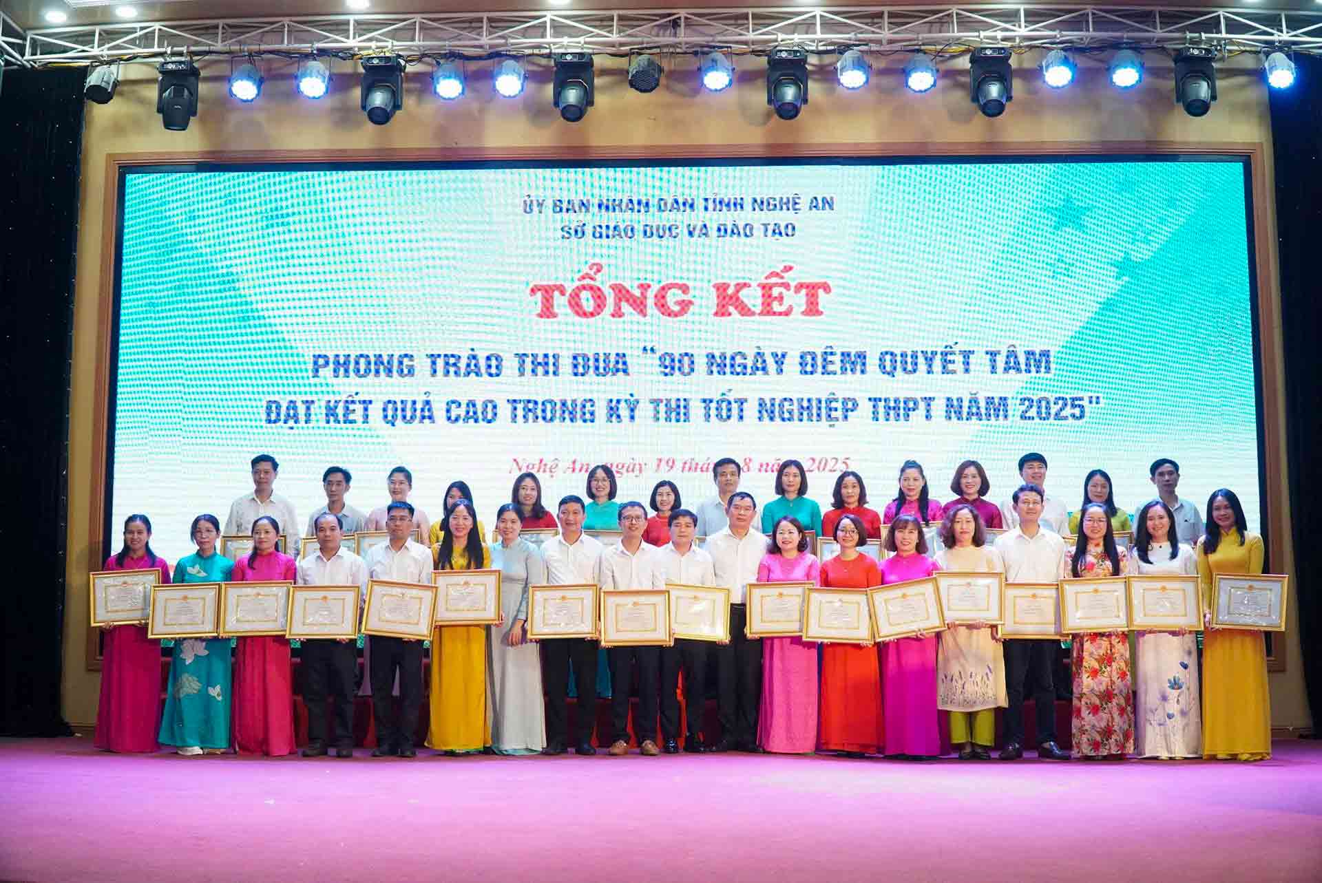 Lanh dao So Giao duc va Dao tao tinh Nghe An trao Giay khen cho 164 ca nhan co thanh tich xuat sac trong phong trao thi dua “90 ngay quyet tam dat ket qua cao trong Ky thi tot nghiep THPT nam 2025”. Anh: Duy Chuong