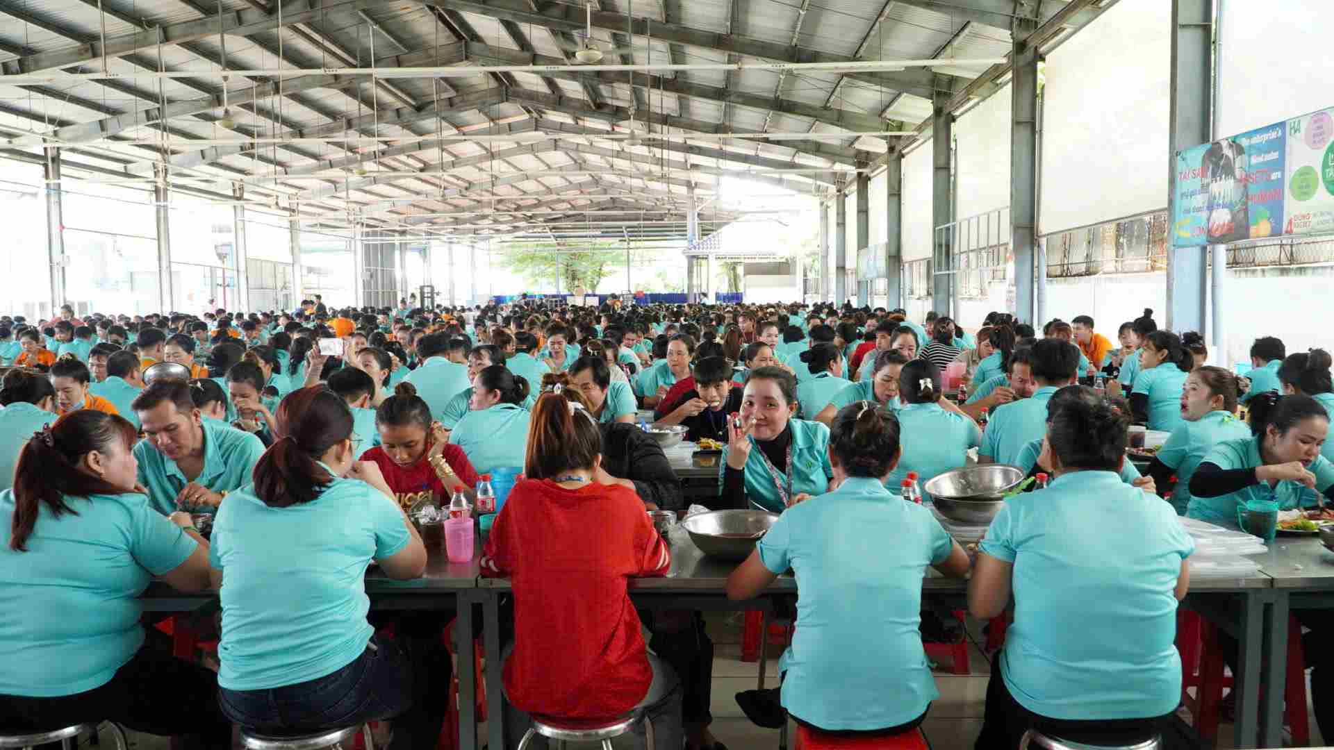 Ben Cat 구역의 기업은 노동자를 위한 노동조합 점심 식사 프로그램을 조직합니다. 사진: Dinh Trong