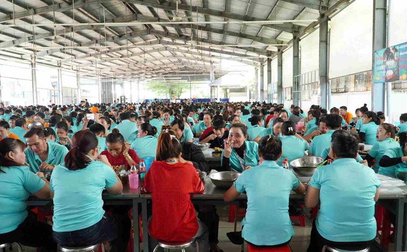Enterprises in Ben Cat ward organize a Union Meal program for workers. Photo: Dinh Trong