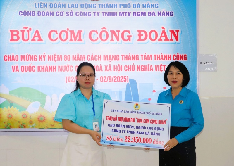 Lanh dao Lien doan Lao dong thanh pho Da Nang trao ho tro kinh phi cho dai dien Cong doan Cong ty TNHH MTV RGM Da Nang. Anh: Truong An