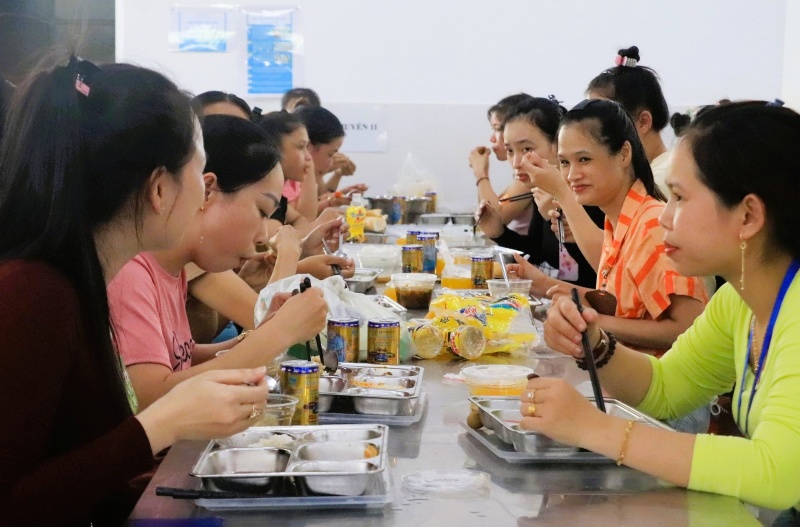 Hon 760 doan vien, nguoi lao dong Cong ty TNHH MTV RGM Da Nang quay quan vui ve ben “Bua com cong doan”. Anh: Truong An