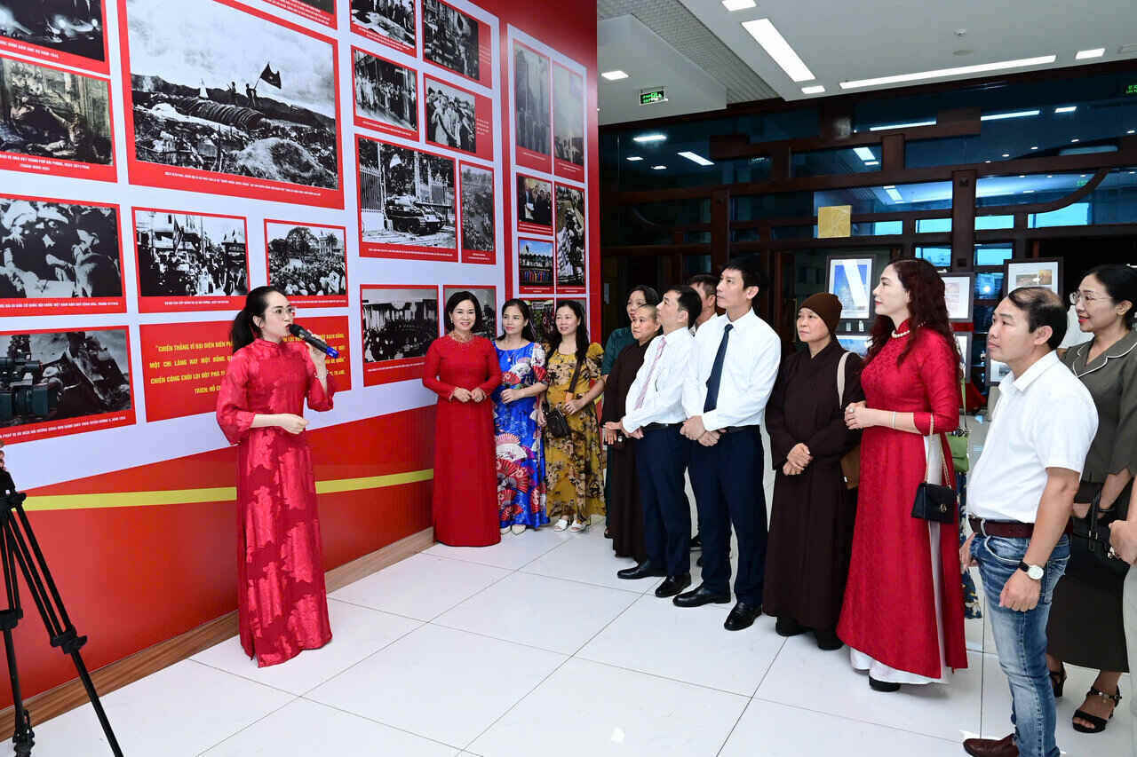 Visitors see documentary photos and artworks at the exhibition "80 years of the epic of Independence". Photo: Hai Phong City Portal