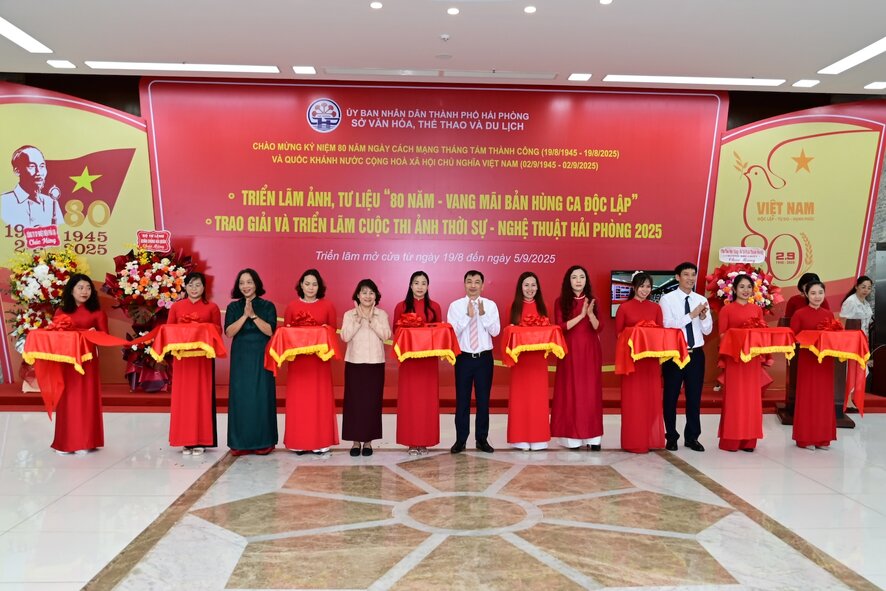 Dai bieu cat bang khai mac trien lam “80 nam vang mai ban hung ca Doc lap” tai Trung tam Van hoa Xu Dong, TP Hai Phong. Anh: Cong TTDT TP Hai Phong