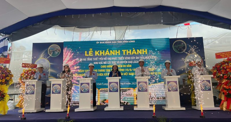 Cac dai bieu thuc hien nghi thuc khanh thanh du an ha tang thiet yeu ho tro phat trien vung cay an trai, hoa kieng. Anh: Hoang Loc