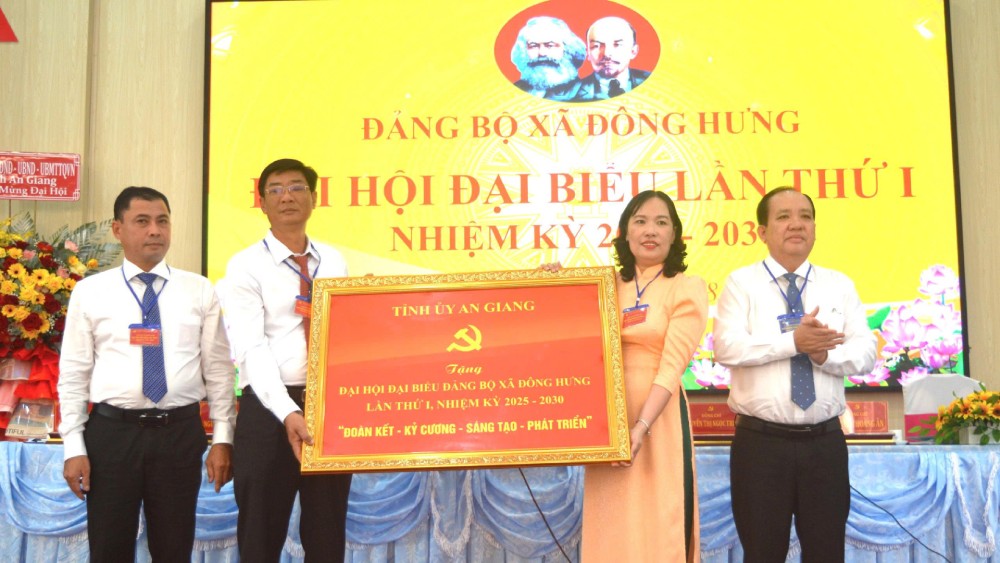 Uy vien Ban Thuong vu Tinh uy, Pho Chu tich thuong truc UBND tinh An Giang Nguyen Thanh Phong trao tang buc truong cho dai hoi. Anh: Ngoc Mai