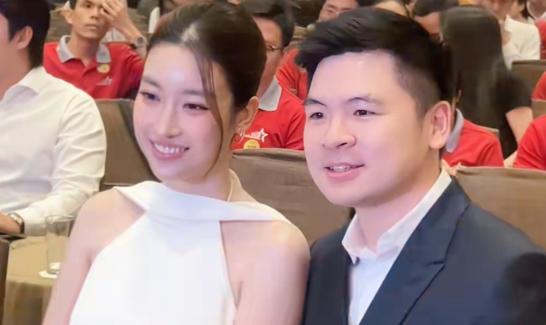 Hai vo chong Do My Linh thuong xuat hien cung nhau trong cac su kien cua gia dinh. Anh cat tu video