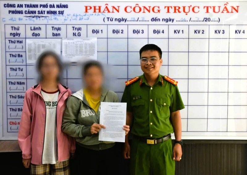 Cong an phuong Hoi An Dong kip thoi giai cuu thieu nien bi “bat coc online” de tong tien. Anh: CACC