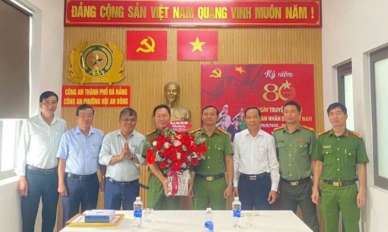 Lanh dao phuong Hoi An Dong, TP.Da Nang chuc mung, khen thuong chien cong cua Cong an phuong. Anh: CACC