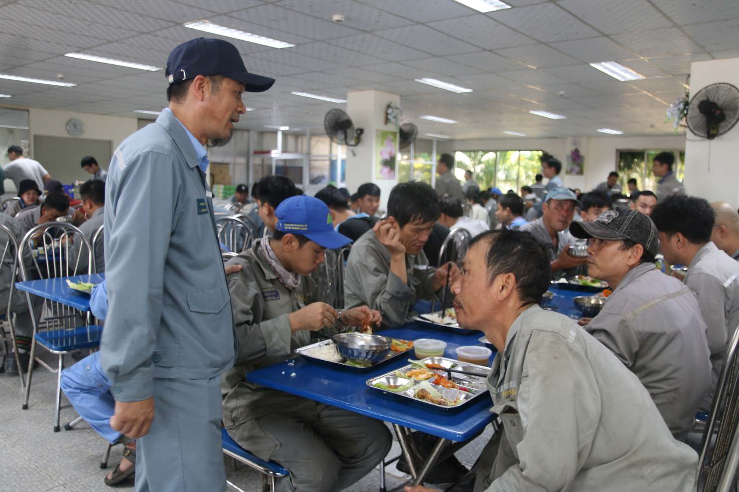Ong Le Van Toan - Chu tich Cong doan HVS tro chuyen voi doan vien ve bua com Cong doan dac biet. Anh: Phuong Linh