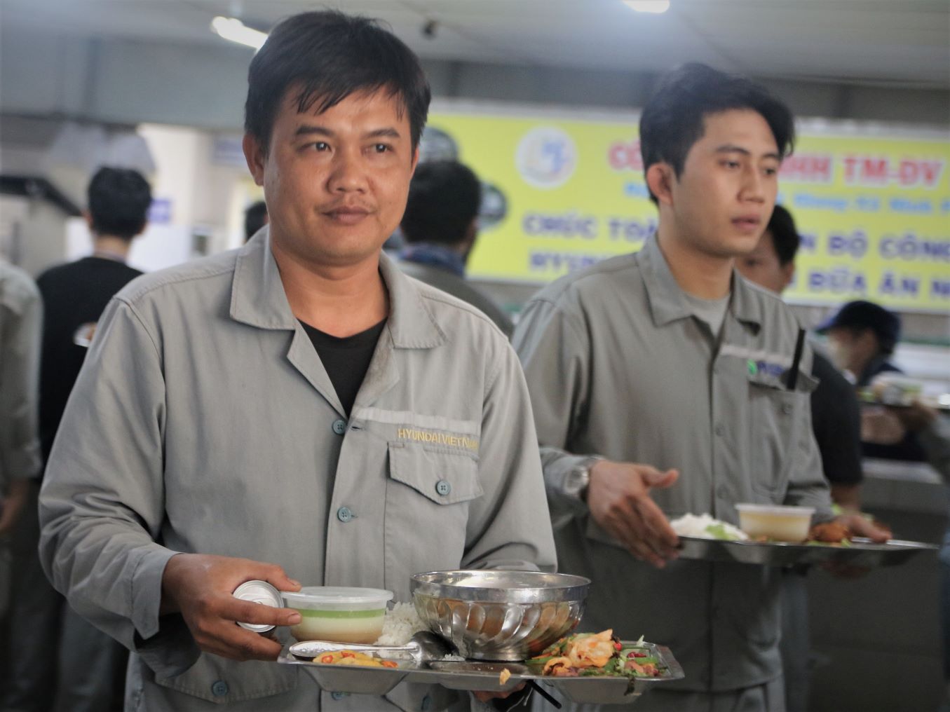 Doan vien HVS ben bua com Cong doan co them nhieu mon ngon. Anh: Phuong Linh