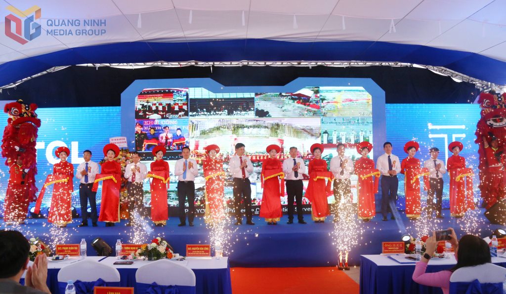 Delegates cut the ribbon to inaugurate the factory for speakers, headphones and smart electronic devices in Dong Mai Industrial Park, Quang Ninh province. Photo: Nguyen Thanh
