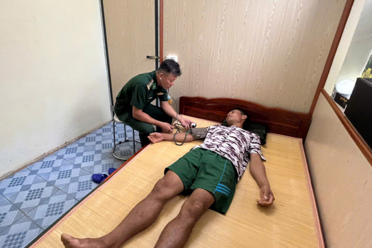 Bac Son Border Guard Station checks the health of Mr. Doan Van Quang. Photo: Quang Ninh Border Guard