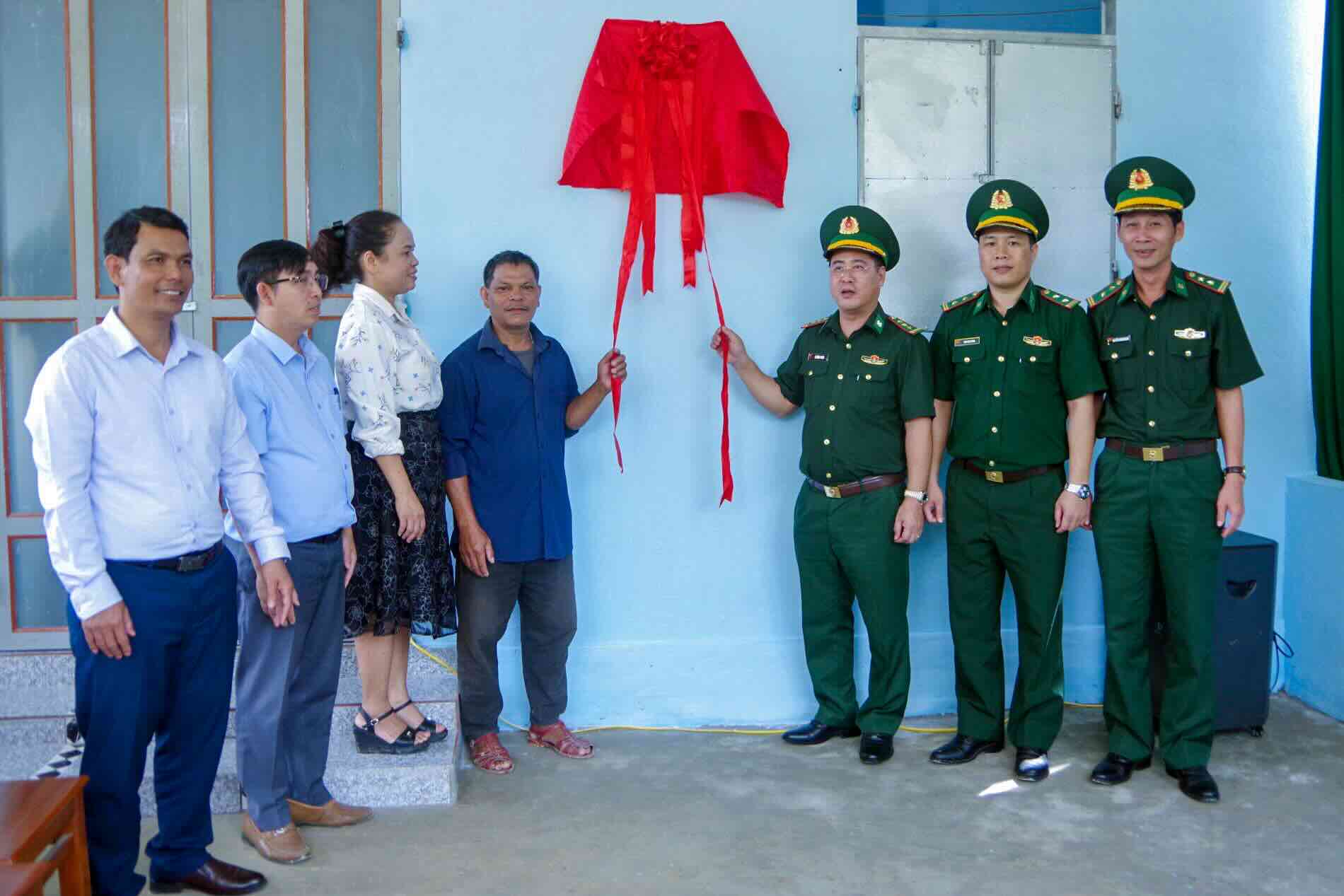 Representantes de la Guardia Fronteriza de la ciudad de Hue y la comuna de A Luoi 4 tiran cintas para inaugurar y entregar la casa Dai doan ket a la familia del Sr. Ho Van Khua (aldea de Lien Hiep comuna de A Luoi 4). Foto: Vo Tien.