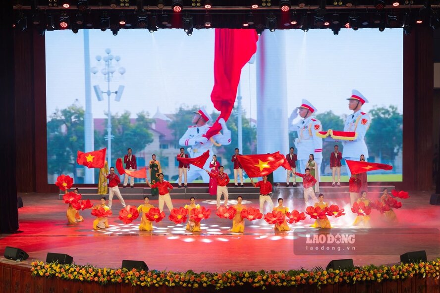 “Cung voi do, can xay dung de an, quy che quan ly, khai thac, van hanh cong trinh mot cach chuyen nghiep, hieu qua, huong toi muc tieu dua noi day tro thanh mot trung tam to chuc cac su kien van hoa, nghe thuat tam co quoc gia va quoc te, mot diem den van hoa, du lich khong the thieu trong hanh trinh ve voi coi nguon dan toc Viet Nam cua du khach” - Pho Chu tich UBND tinh Phu Tho nhan manh.