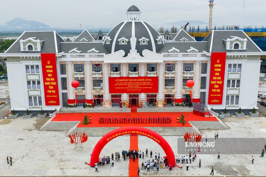 Du an co tong muc dau tu hon 425 ti dong, xay dung cong trinh tren lo dat co dien tich 17.805m2, voi quy mo 1.000 cho ngoi gom 3 tang noi va 1 tang ham cung 1 tang mai, tong dien tich xay dung gan 5.000 m2 (bao gom ca san khau ngoai troi), mat do xay dung khoang 28%...