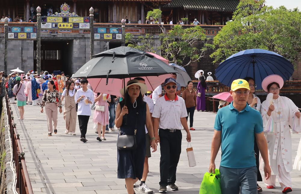 無料入場の機会に大内フエを訪れる人々.