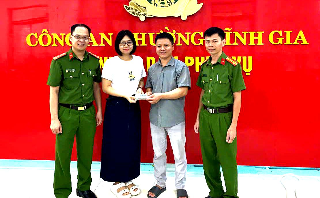 Cong an phuong Tinh Gia va co giao Le Thi Huyen trao tra lai tai san cho nguoi bo quen. Anh: Cong an Thanh Hoa