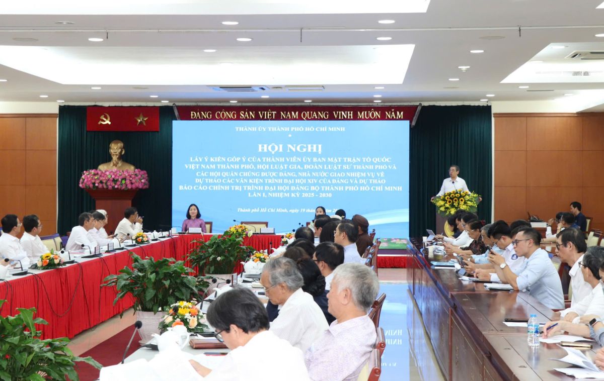 Conferencia para tomar opiniones sobre el borrador de documentos presentados al XIV Congreso del Partido y el borrador del Informe Politico presentado al I Congreso del Partido de la ciudad de Ho Chi Minh por primera vez mandato 2025-2030. Foto: Anh Hoang