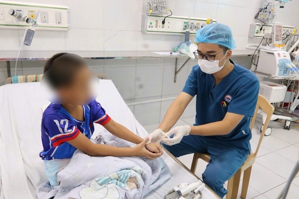 9-year-old child in Hung Yen escaped critical condition after Methadon poisoning. Photo: Thai Binh Children's Hospital