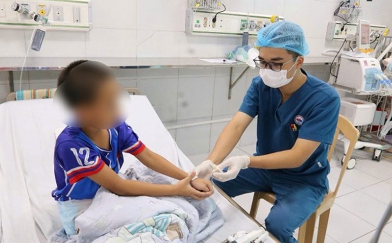 9-year-old child in Hung Yen escaped critical condition after Methadon poisoning. Photo: Thai Binh Children's Hospital