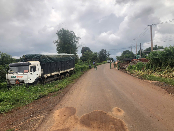 トラックとバイクの衝突で男性が死亡した事故現場。写真:警察提供