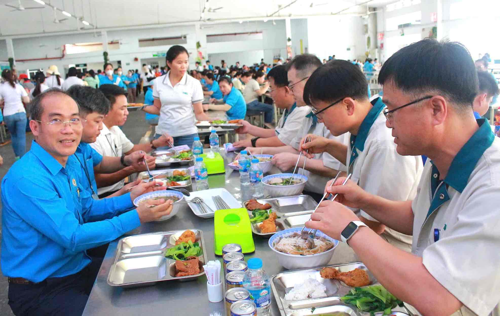 Lanh dao LDLD tinh Dong Nai, Ban giam doc Cong ty cung du Bua com Cong doan voi toan the nguoi lao dong.