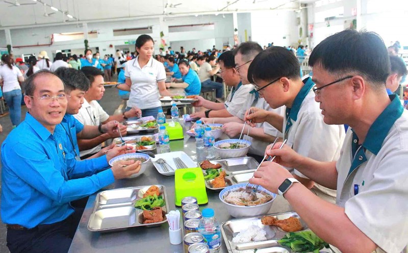 TKG Taekwang Vina Joint Stock Company organized a Union Meal for nearly 35,000 workers with the participation of the company's Board of Directors and union leaders. Photo: HAC