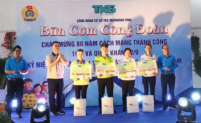Trao qua ho tro cho cong nhan co hoan canh kho khan tai chuong trinh.
