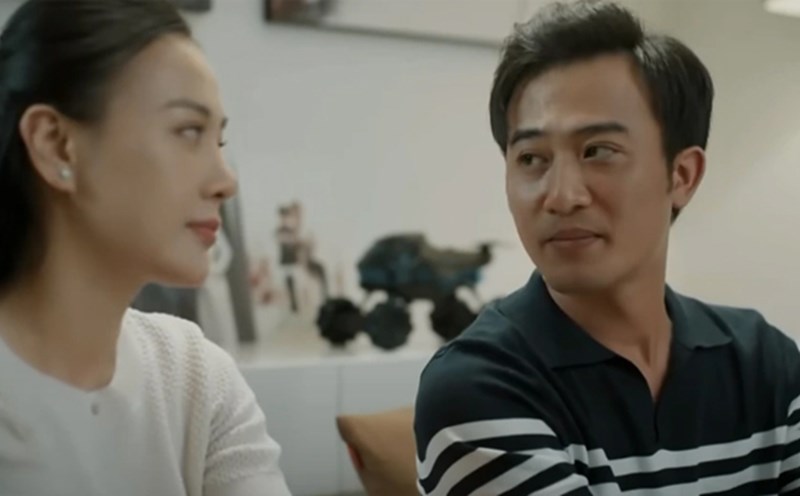 Doan Quoc Dam plays Phuong Oanh's husband in the new film "The Wind Rings the Blue Sky". Photo: VFC