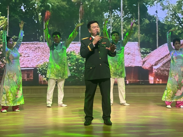 A performance of the program "Stapping under the glorious Party flag". Photo: Nguyen Ly