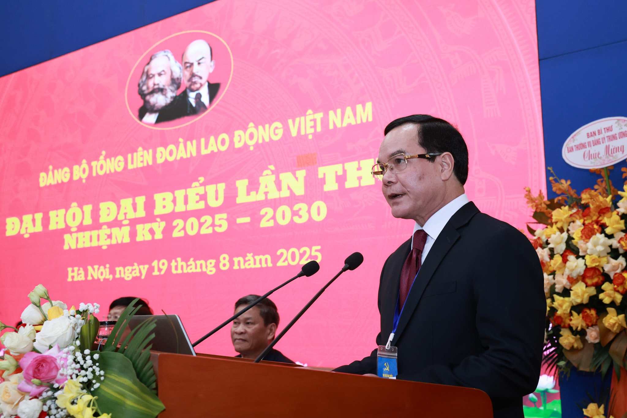 응우옌 딘 캉 중앙당 위원 중앙 단체 조국전선 당위원회 상임위원 베트남 조국전선 중앙위원회 부위원장 바지 당위원회 서기 베트남 노동총연맹 위원장 - 대회 폐막 연설. 사진: 하이 응우옌