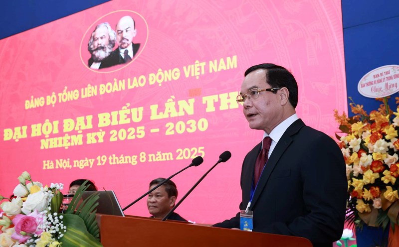 Mr. Nguyen Dinh Khang - Member of the Party Central Committee, Member of the Standing Committee of the Party Committee of the Fatherland Front, Central Trade Unions, Vice Chairman of the Central Committee of the Vietnam Fatherland Front, Party Secretary, President of the Vietnam General Confederation of Labor - delivered a closing speech at the Congress. Photo: Hai Nguyen