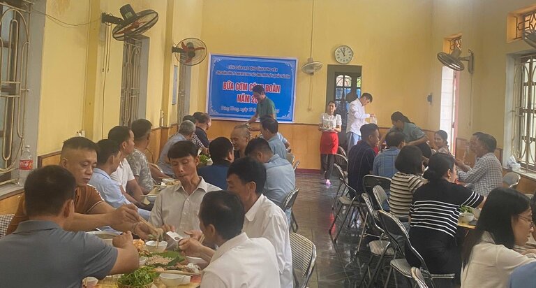 노동조합 점심 식사' 프로그램에 참여한 조합원 및 노동자 사진: 흥옌 노동조합