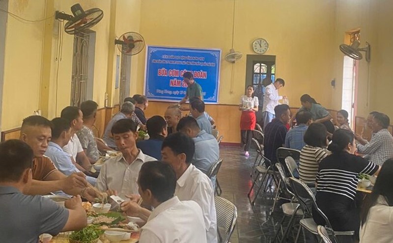 Union members and workers attended the "Union Meal" program. Photo: Hung Yen Trade Union