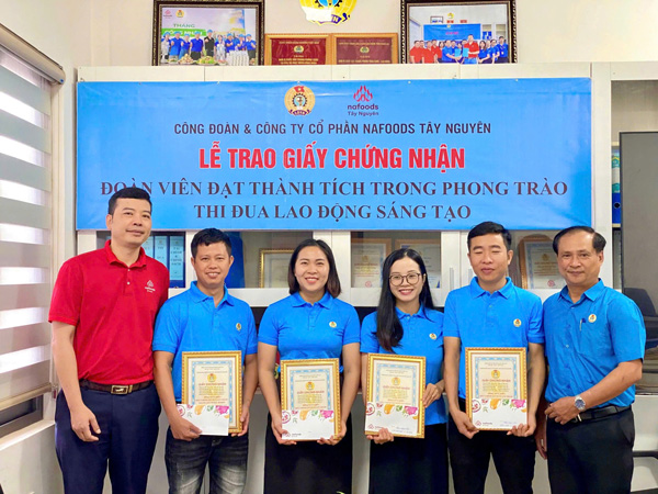 나푸드 서부 고원 주식회사 노동조합이 유용한 아이디어를 낸 노동자에게 표창장을 수여하고 있습니다. 사진: 탄 뚜언